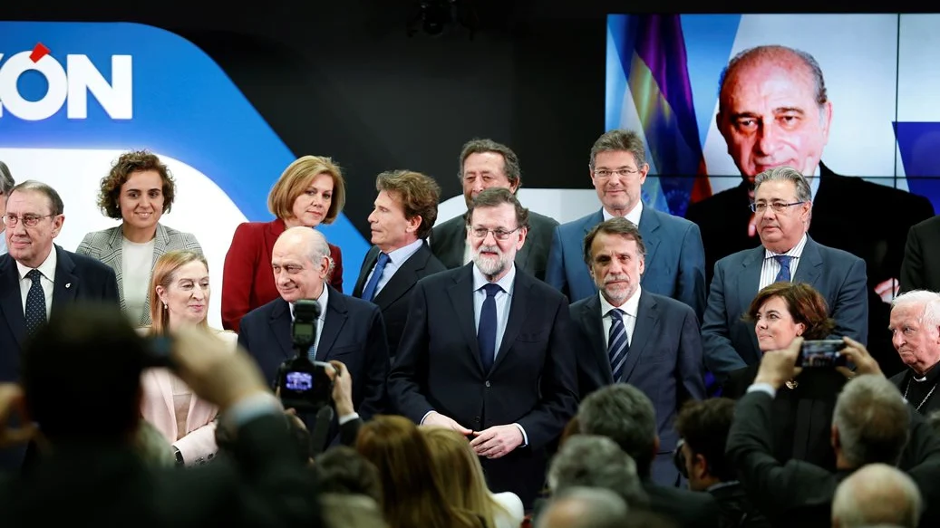 El presidente del Gobierno, Mariano Rajoy, junto al exministro del Interior Jorge Fernández Díaz entre otros en un acto de la razón