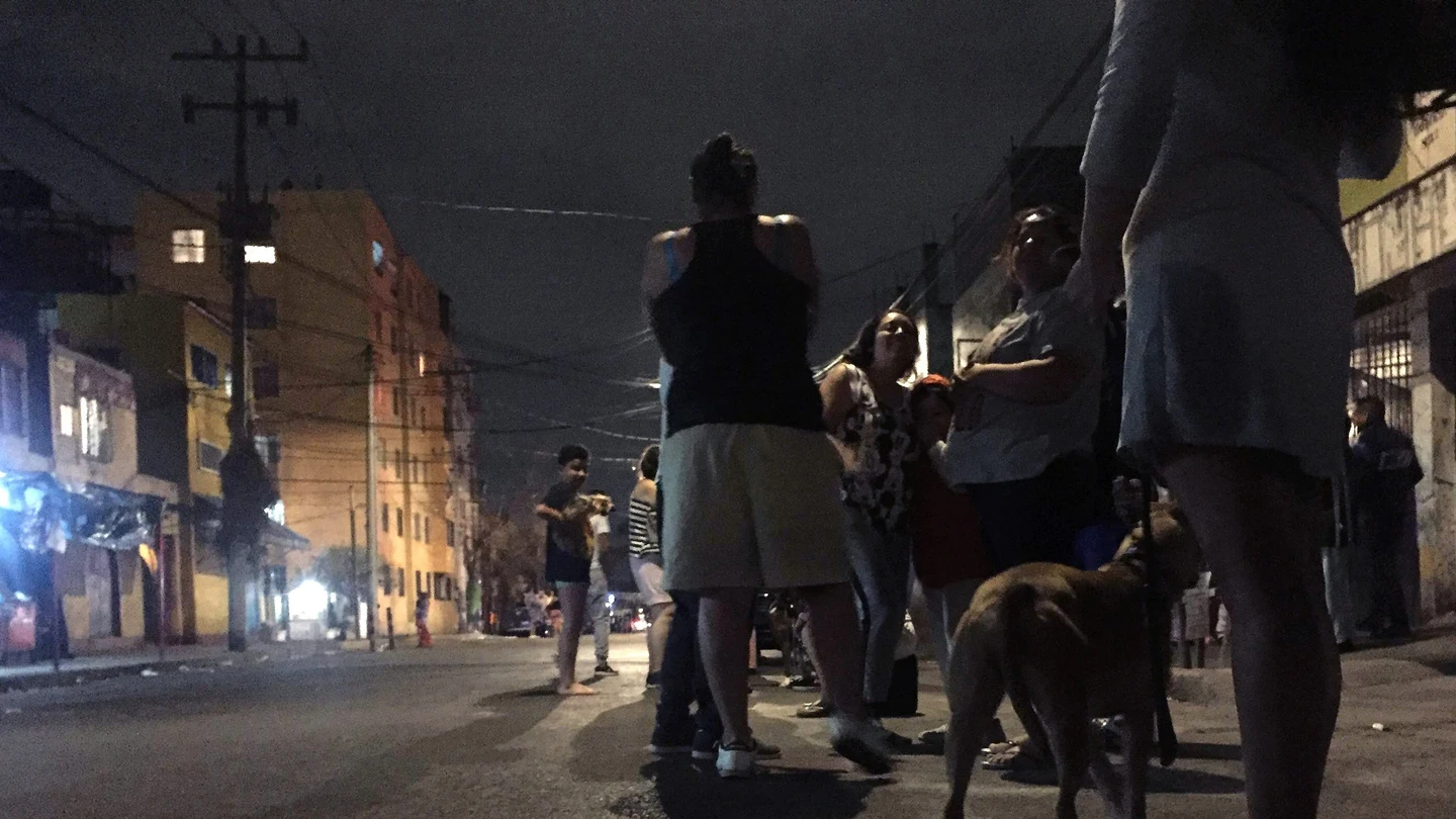 Habitantes de Ciudad de México salen a la calle tras un nuevo terremoto Habitantes de Ciudad de México salen a la calle tras un nuevo terremoto