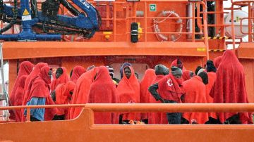 Llegada al puerto de Almería de varios inmigrantes