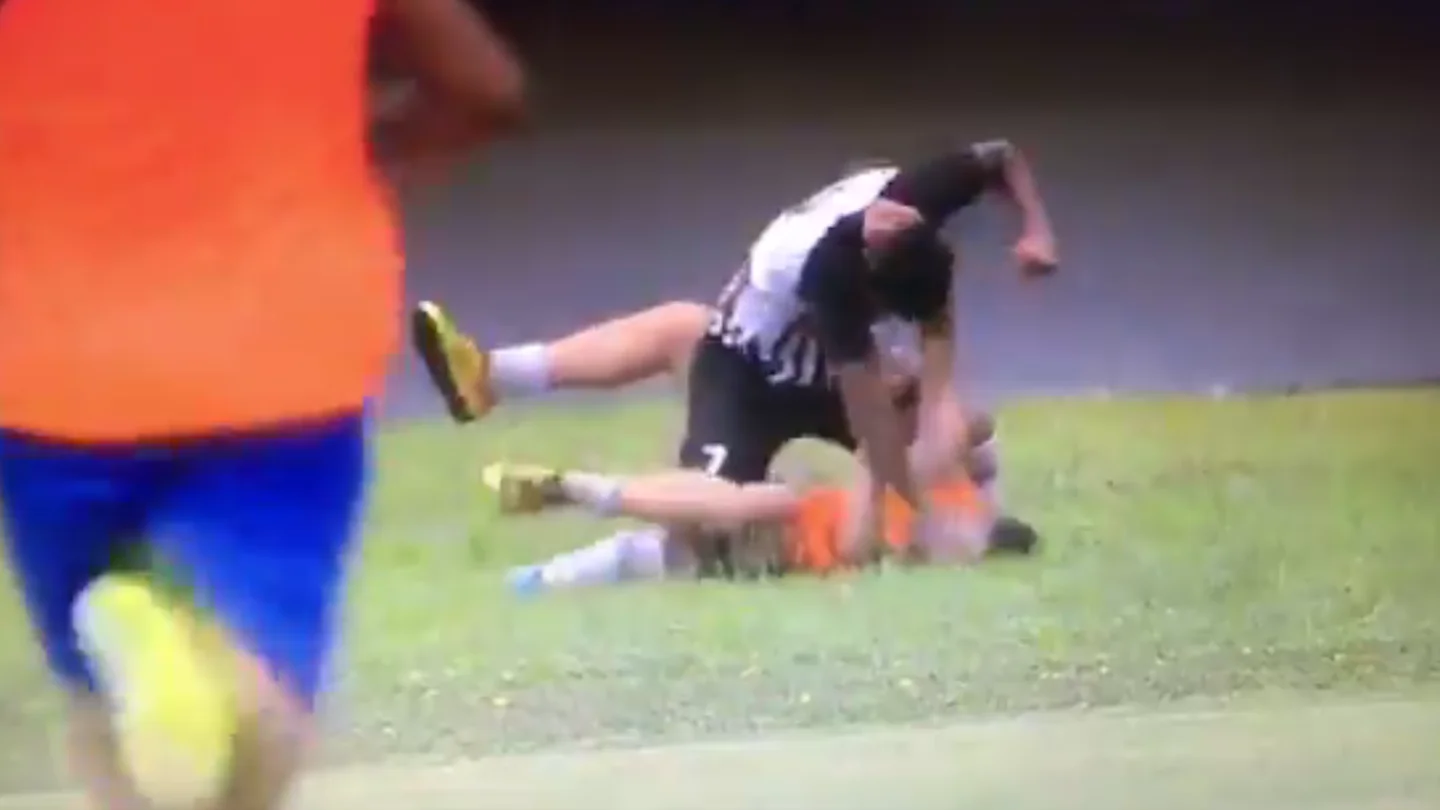 Momento de la agresión del jugador del Operario al recogepelotas Momento de la agresión del jugador del Operario al recogepelotas
