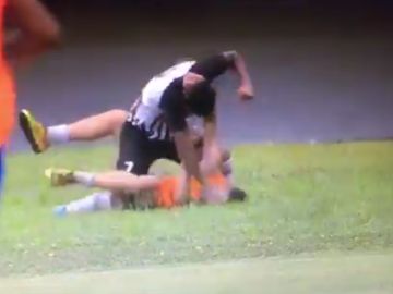 Momento de la agresión del jugador del Operario al recogepelotas Momento de la agresión del jugador del Operario al recogepelotas