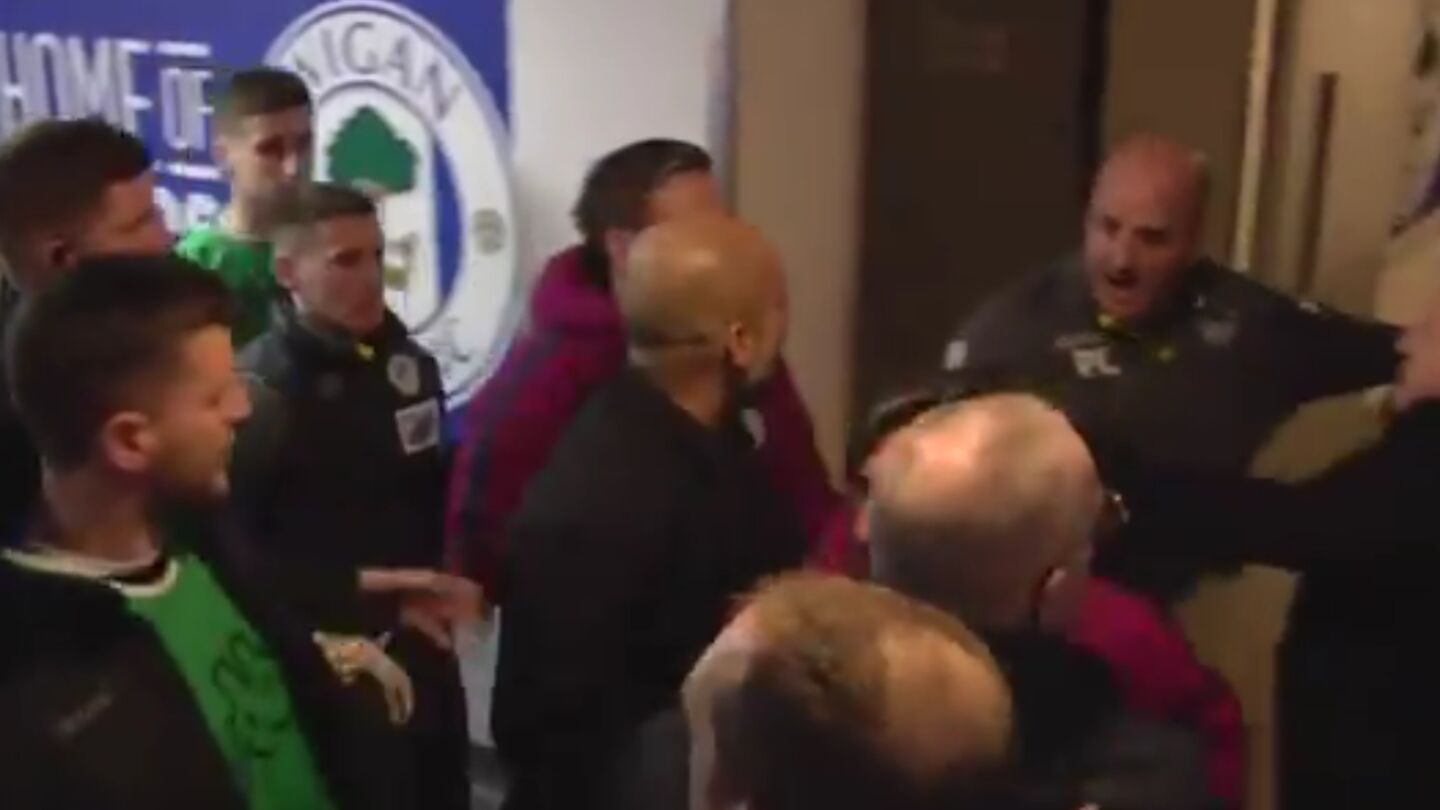 Guardiola y Cook, enfrentados en el t&uacute;nel de vestuarios