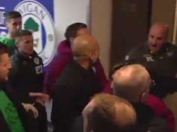 Guardiola y Cook, enfrentados en el túnel de vestuarios Guardiola y Cook, enfrentados en el túnel de vestuarios
