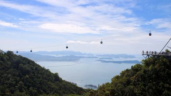 Imagen del Langkawi Skycab, el teleférico averiado en Malasia durante horas