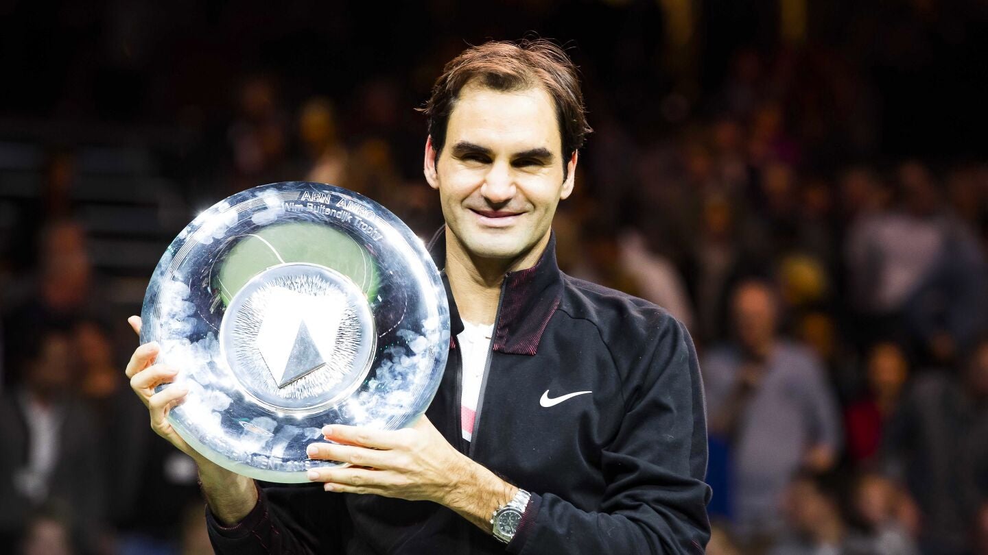 Federer posa con el trofeo de campe&oacute;n en Rotterdam