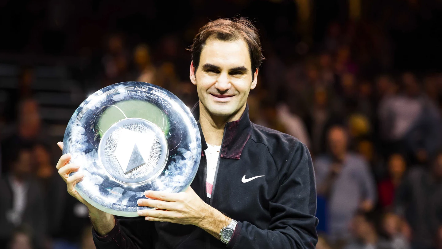 Federer posa con el trofeo de campeón en Rotterdam Federer posa con el trofeo de campeón en Rotterdam