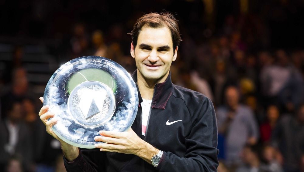 Federer posa con el trofeo de campeón en Rotterdam