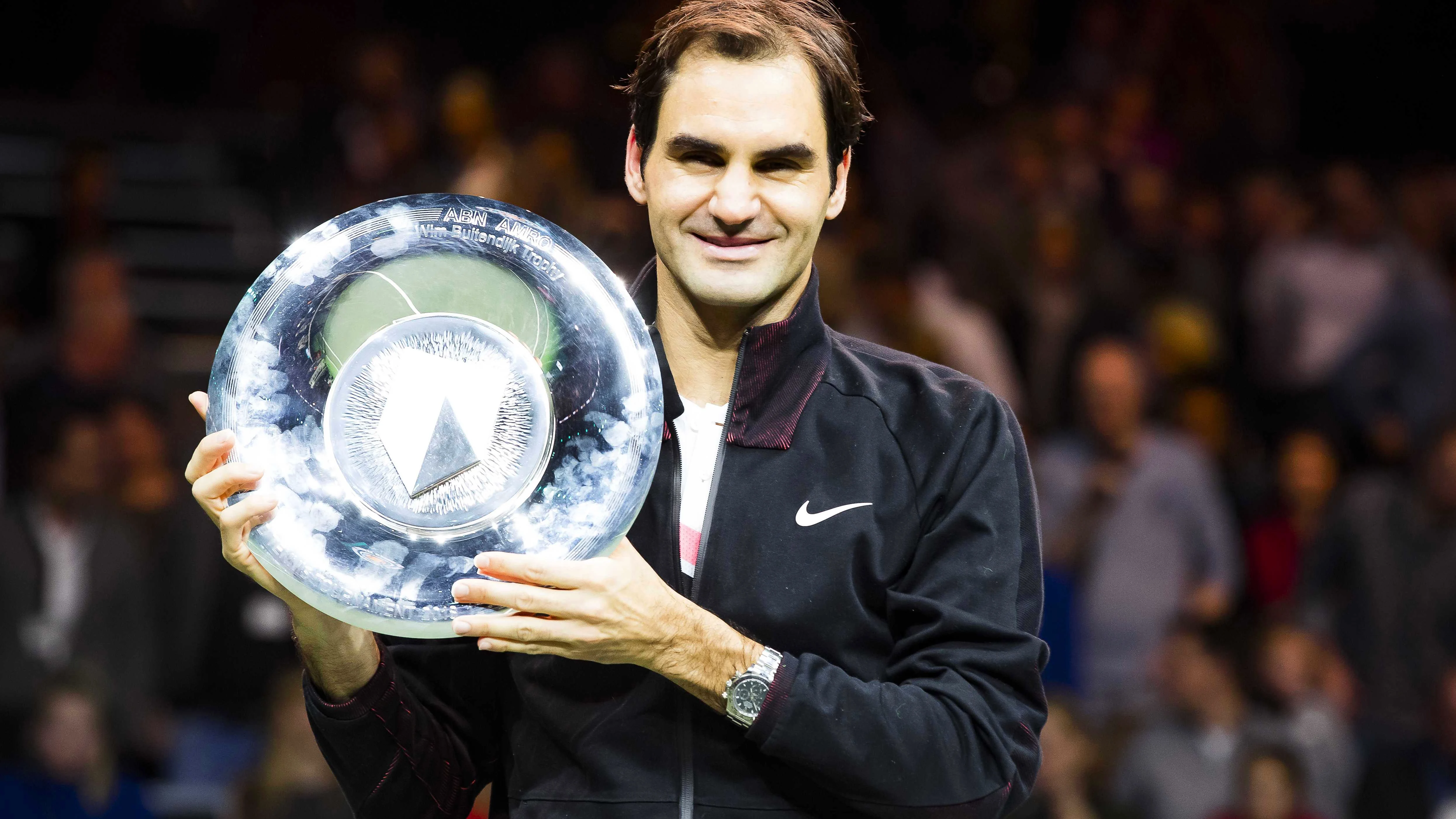 Federer posa con el trofeo de campeón en Rotterdam