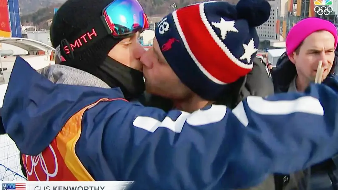 Gus Kenworthy besa a su novio durante los Juegos de Invierno