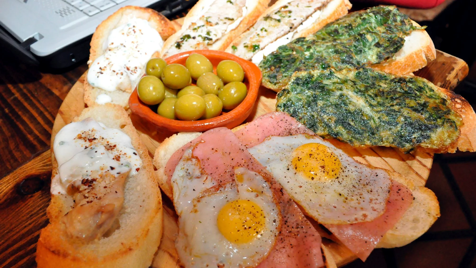 Varias tapas típcias españolas Varias tapas típcias españolas