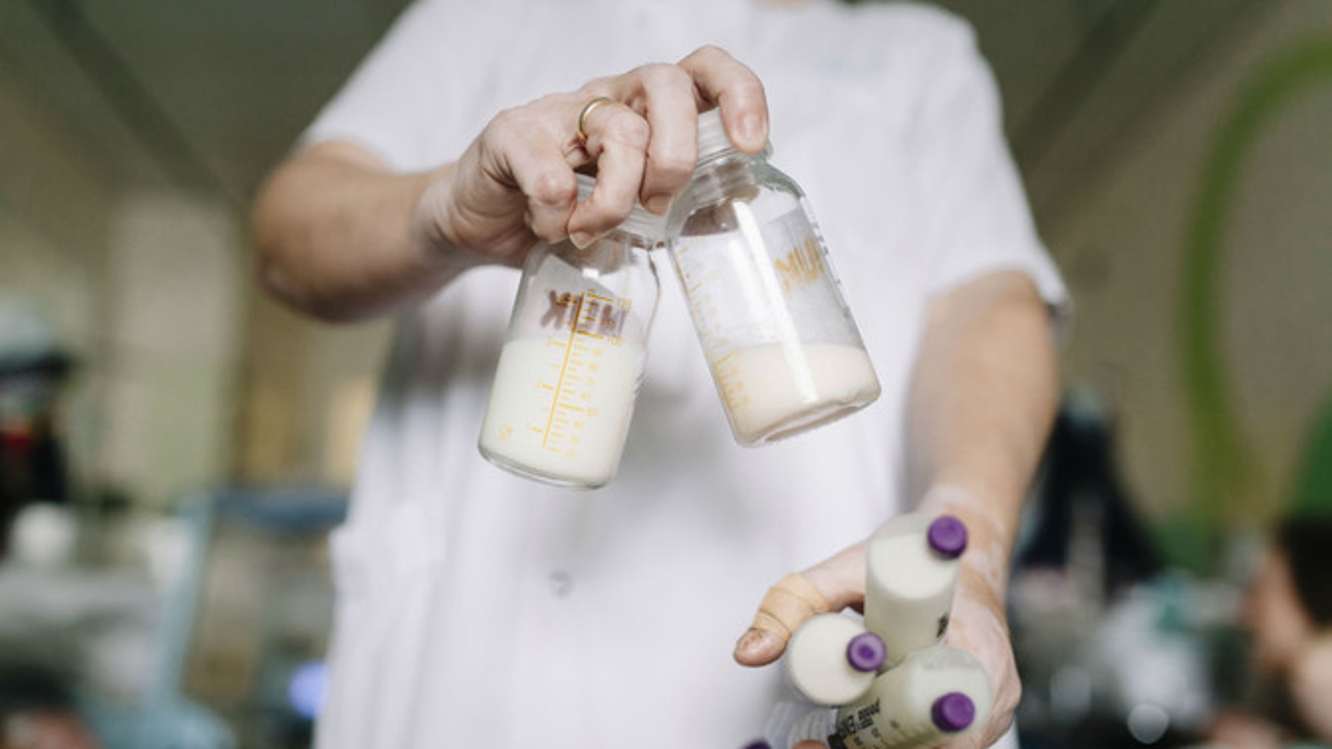 Cuando se instaura un banco de leche en neonatología, la tasa de lactancia propia aumenta.
