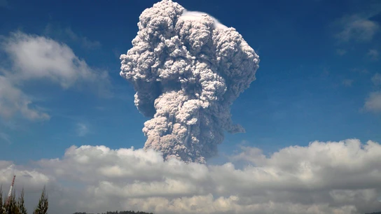Imagen de la erupción del volcán Sinabung en Indonesia Imagen de la erupción del volcán Sinabung en Indonesia