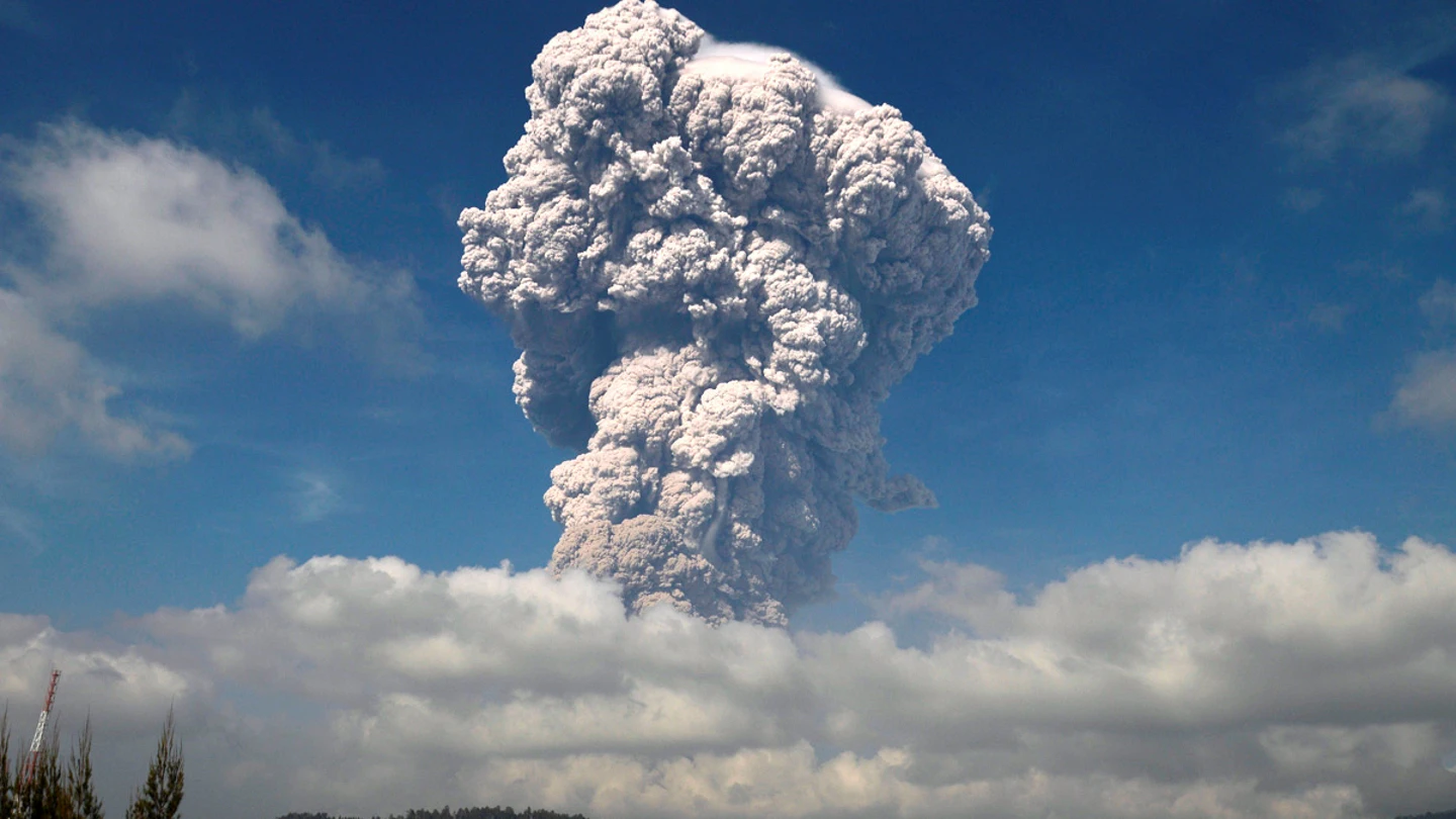 Imagen de la erupción del volcán Sinabung en Indonesia Imagen de la erupción del volcán Sinabung en Indonesia