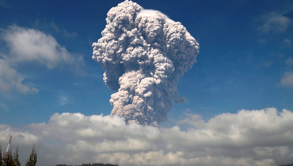 Imagen de la erupción del volcán Sinabung en Indonesia
