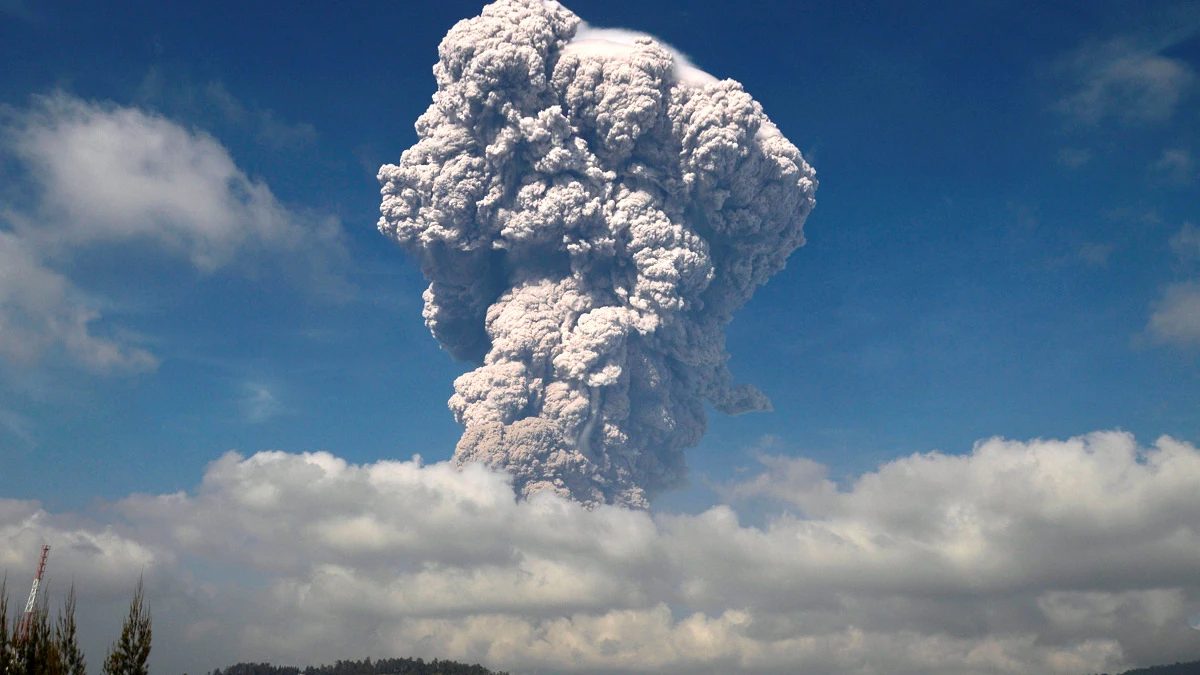 Imagen de la erupción del volcán Sinabung en Indonesia