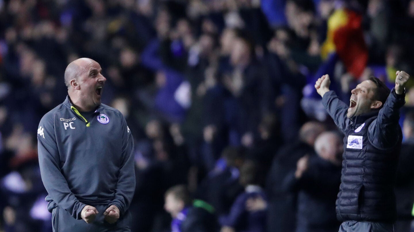 Paul Cook, entrenador del Wigan, celebra la victoria ante el City