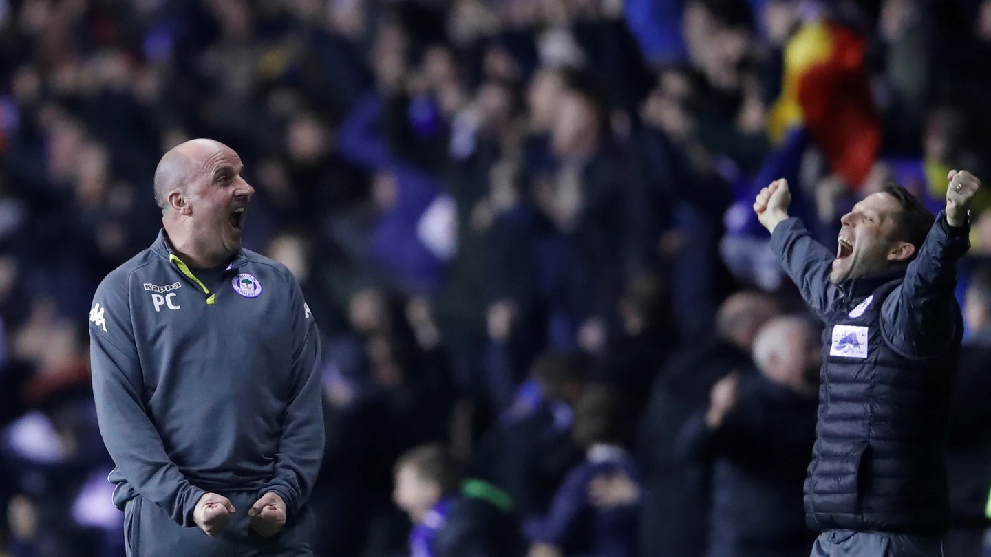 Paul Cook, entrenador del Wigan, celebra la victoria ante el City Paul Cook, entrenador del Wigan, celebra la victoria ante el City