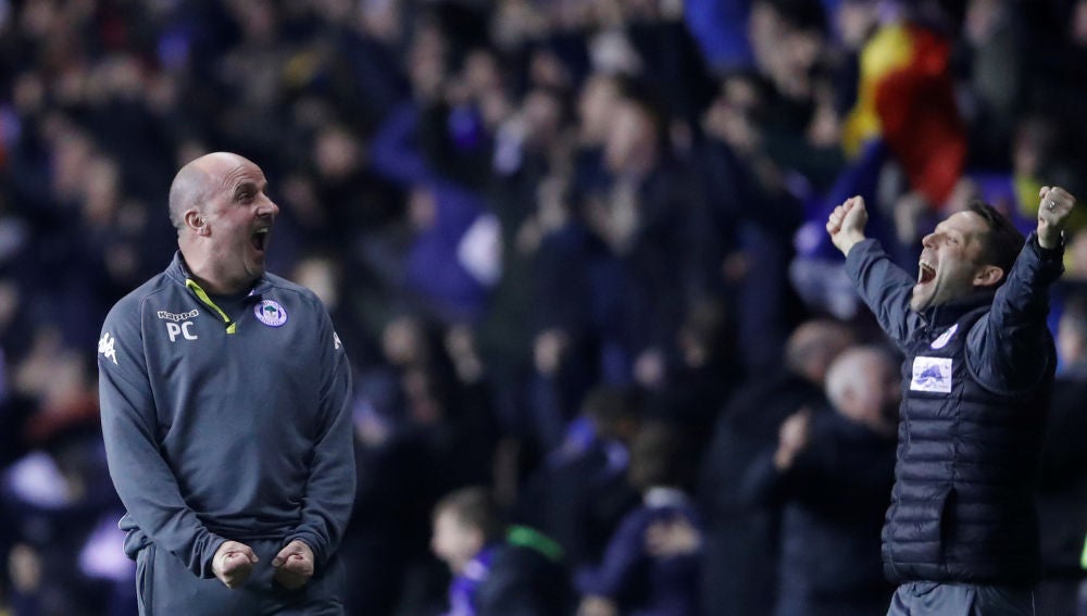 Paul Cook, entrenador del Wigan, celebra la victoria ante el City