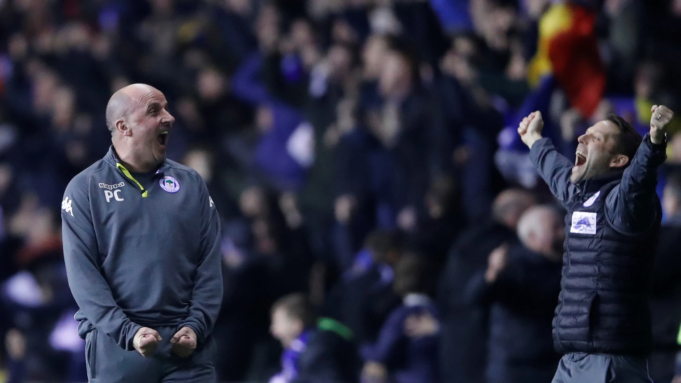 Paul Cook, entrenador del Wigan, celebra la victoria ante el City Paul Cook, entrenador del Wigan, celebra la victoria ante el City