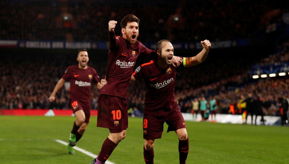 Iniesta y Messi celebran el gol de Leo