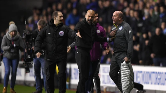 Guardiola discute con Paul Cook, técnico del Wigan Guardiola discute con Paul Cook, técnico del Wigan