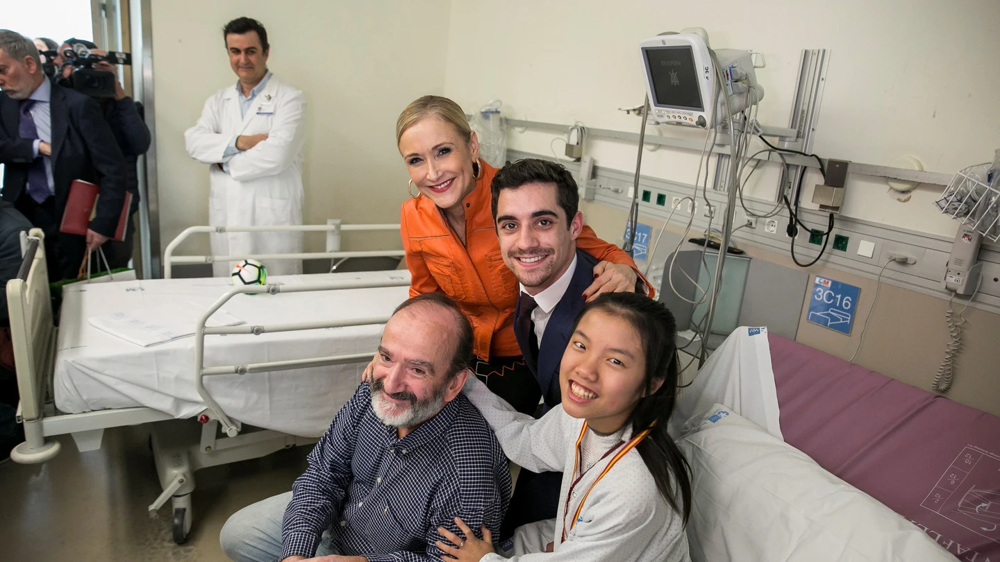 Javier Fernández visita a los niños en el Hospital Gregorio Marañón Javier Fernández visita a los niños en el Hospital Gregorio Marañón