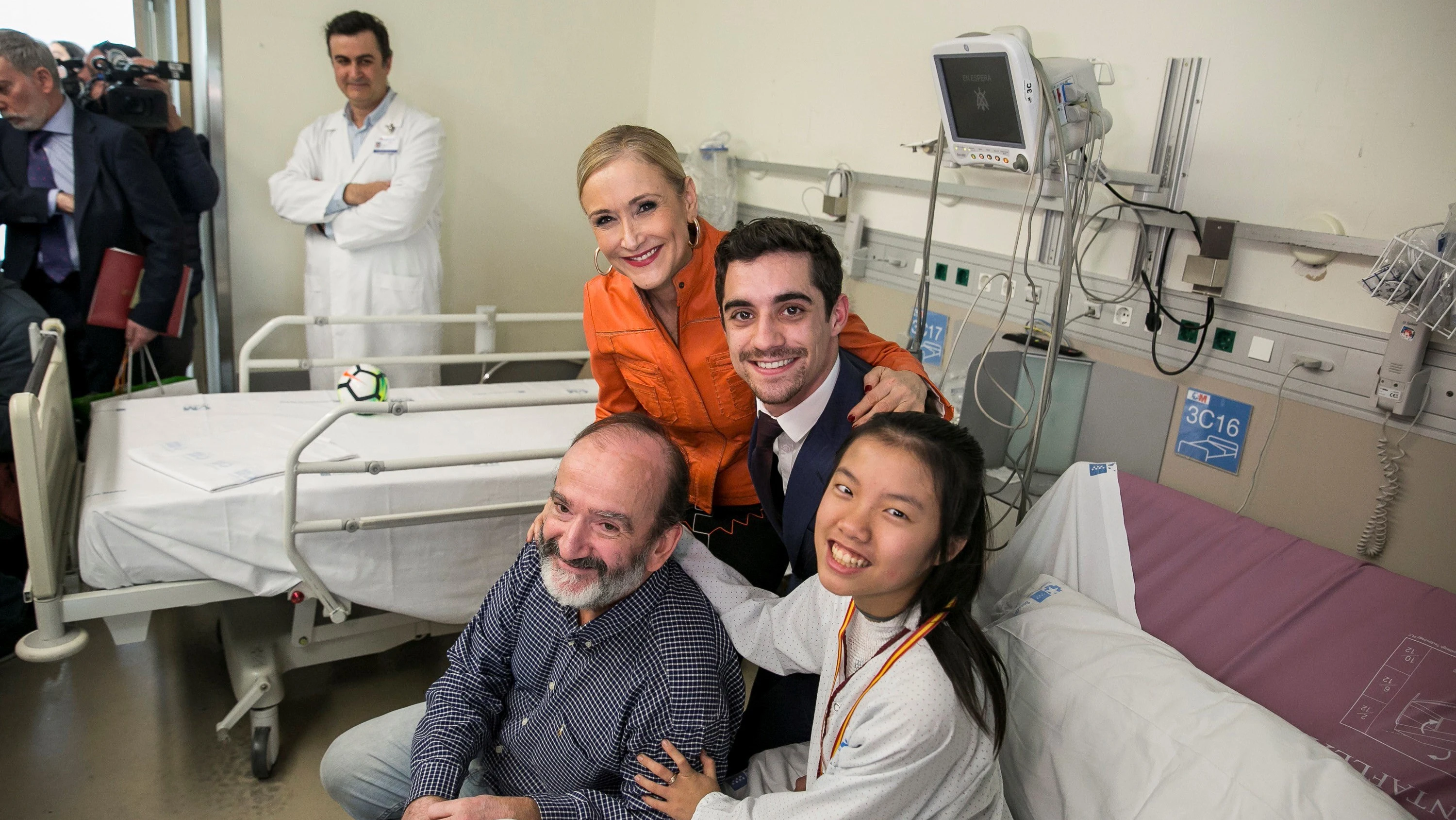 Javier Fernández visita a los niños en el Hospital Gregorio Marañón