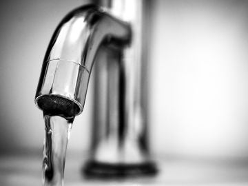 ¿Es más saludable beber agua embotellada o agua del grifo? ¿Es más saludable beber agua embotellada o agua del grifo?