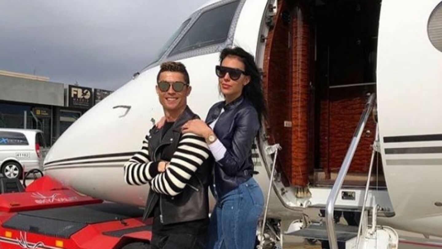 Cristiano Ronaldo junto a Georgina en su avi&oacute;n privado