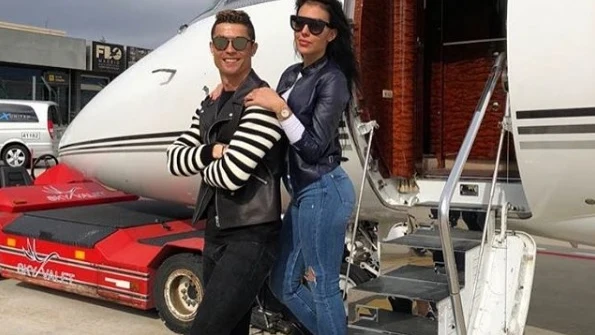 Cristiano Ronaldo junto a Georgina en su avión privado