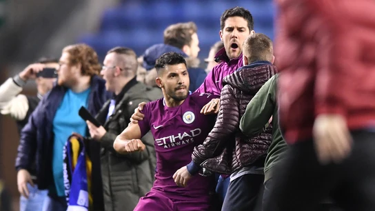 Agüero se enfrenta con un aficionado del Wigan Agüero se enfrenta con un aficionado del Wigan