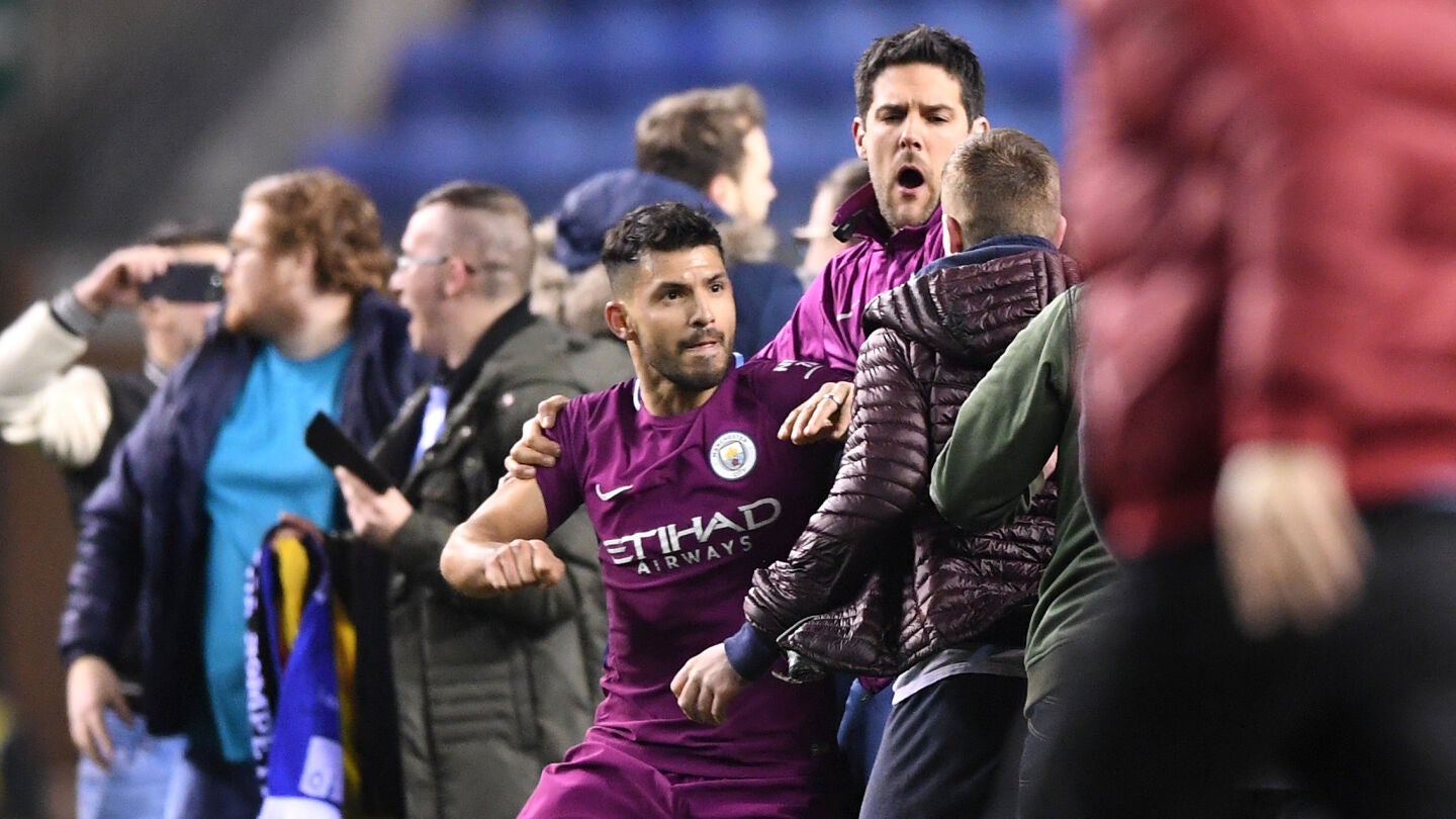 Ag&uuml;ero se enfrenta con un aficionado del Wigan