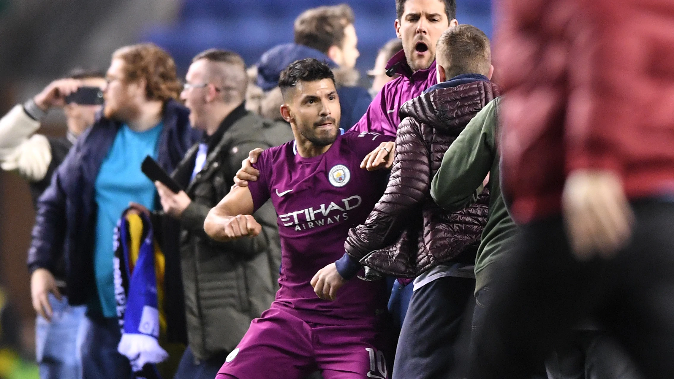 Agüero se enfrenta con un aficionado del Wigan Agüero se enfrenta con un aficionado del Wigan