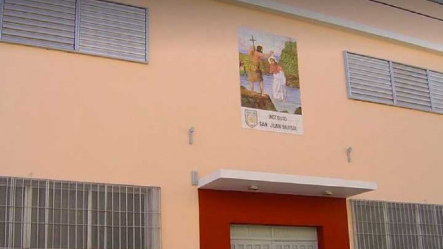Fachada del instituto amenazado
