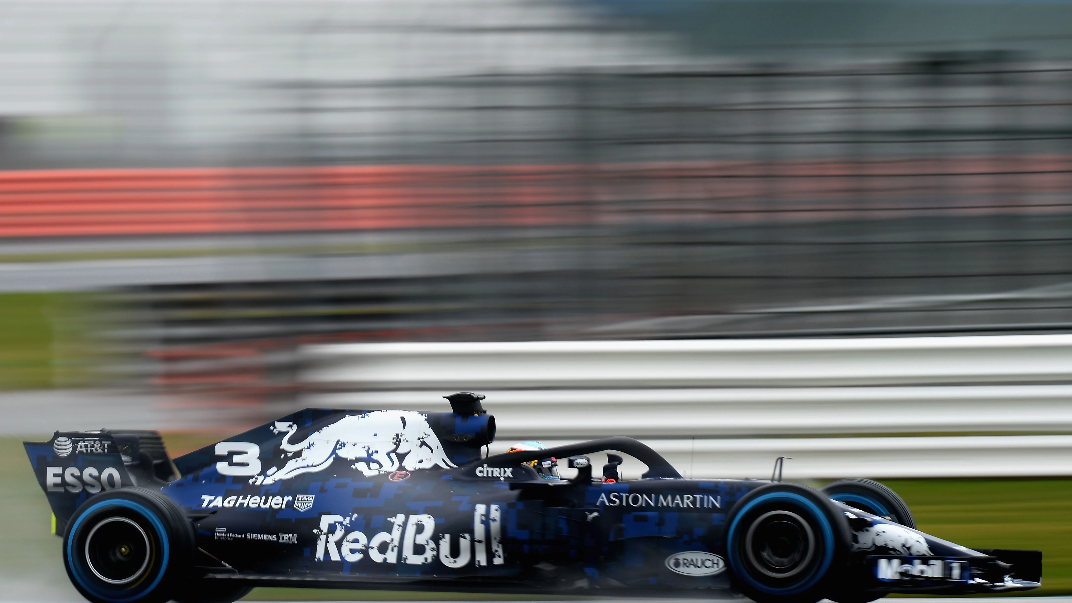 El RB14 de Ricciardo, rodando en Silverstone