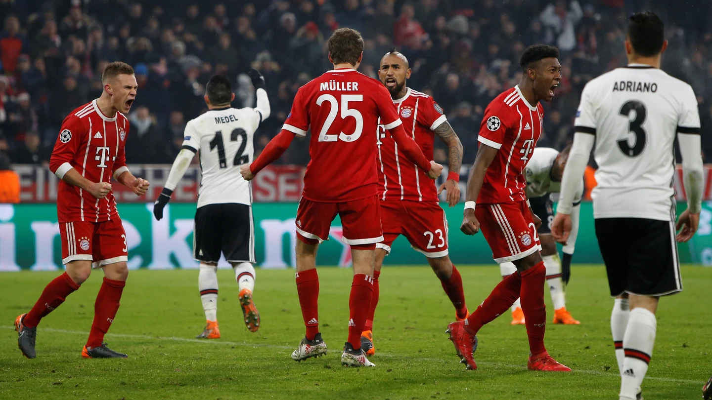Müller celebra con sus compañeros uno de sus goles ante el Besiktas Müller celebra con sus compañeros uno de sus goles ante el Besiktas