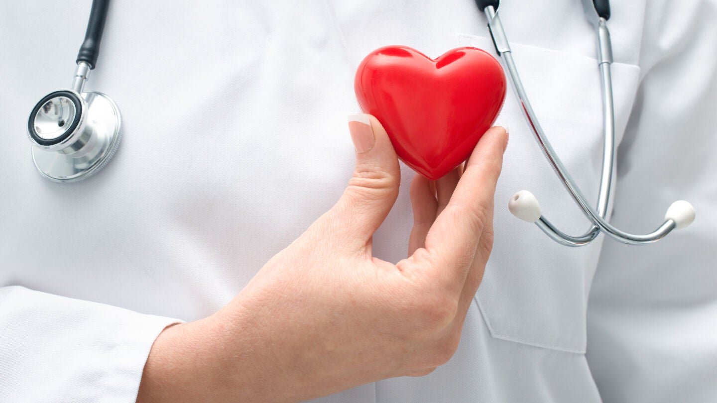 Imagen de una trabajadora sanitaria con un coraz&oacute;n