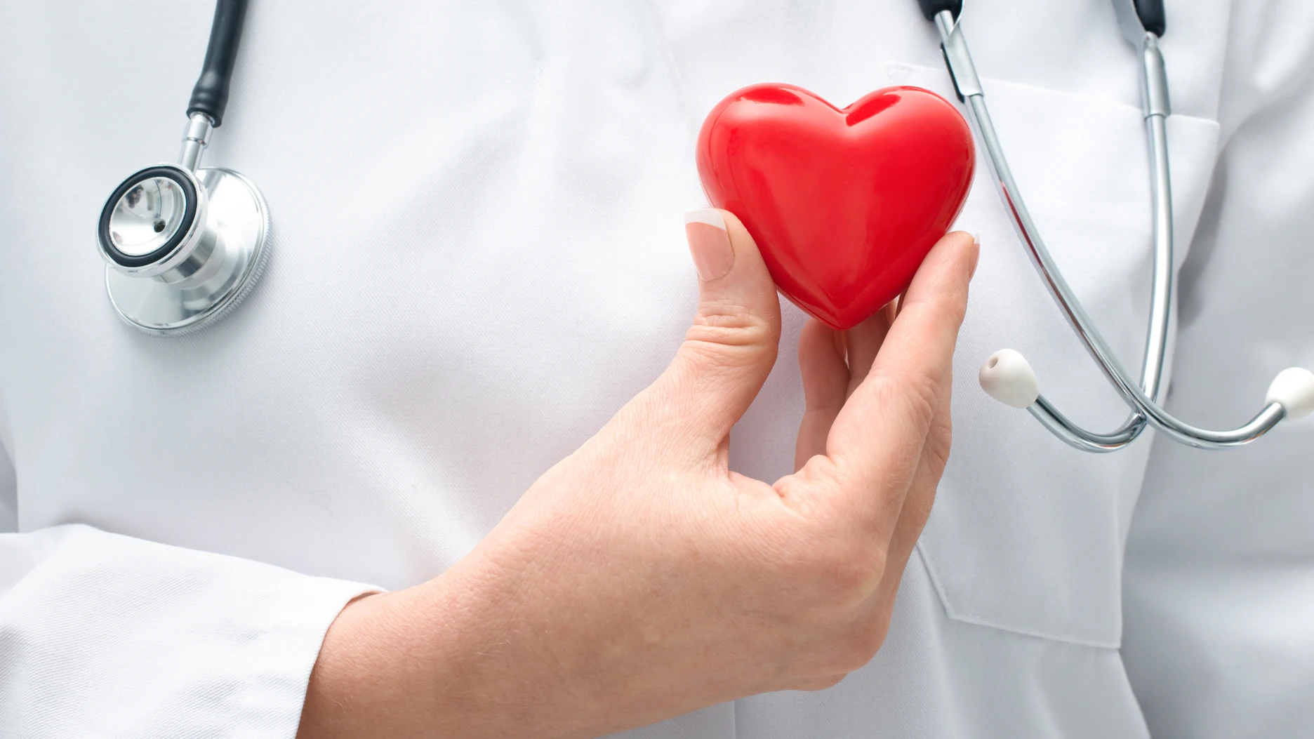 Imagen de una trabajadora sanitaria con un corazón