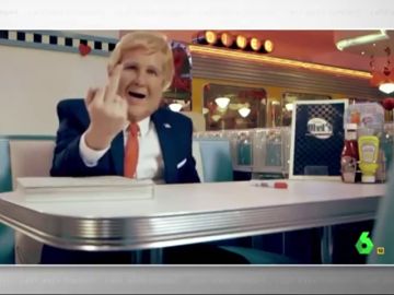 El Donald Trump de Joaquín Reyes se cuela en el 'Last Week Tonight' de John Oliver: "España le imita bailando como un idiota" El Donald Trump de Joaquín Reyes se cuela en el 'Last Week Tonight' de John Oliver: "España le imita bailando como un idiota"
