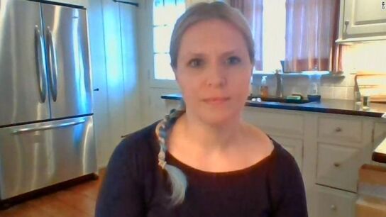 Amanda Meyer destroza las armas que guarda en casa