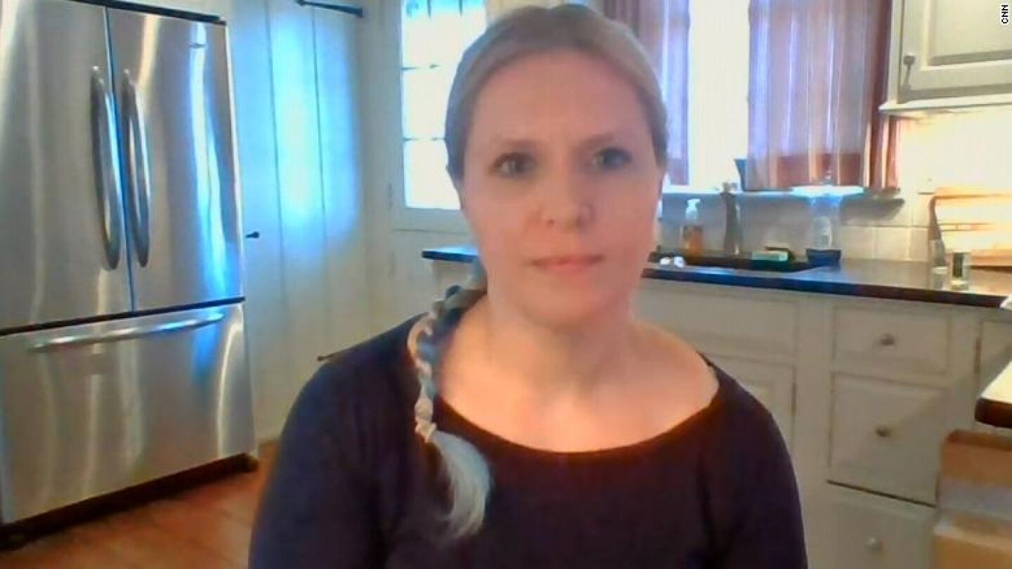 Amanda Meyer destroza las armas que guarda en casa