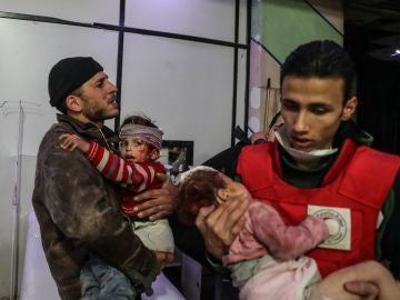 Niños heridos tras un bombardeo en Guta, Siria Niños heridos tras un bombardeo en Guta, Siria