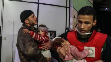 Niños heridos tras un bombardeo en Guta, Siria