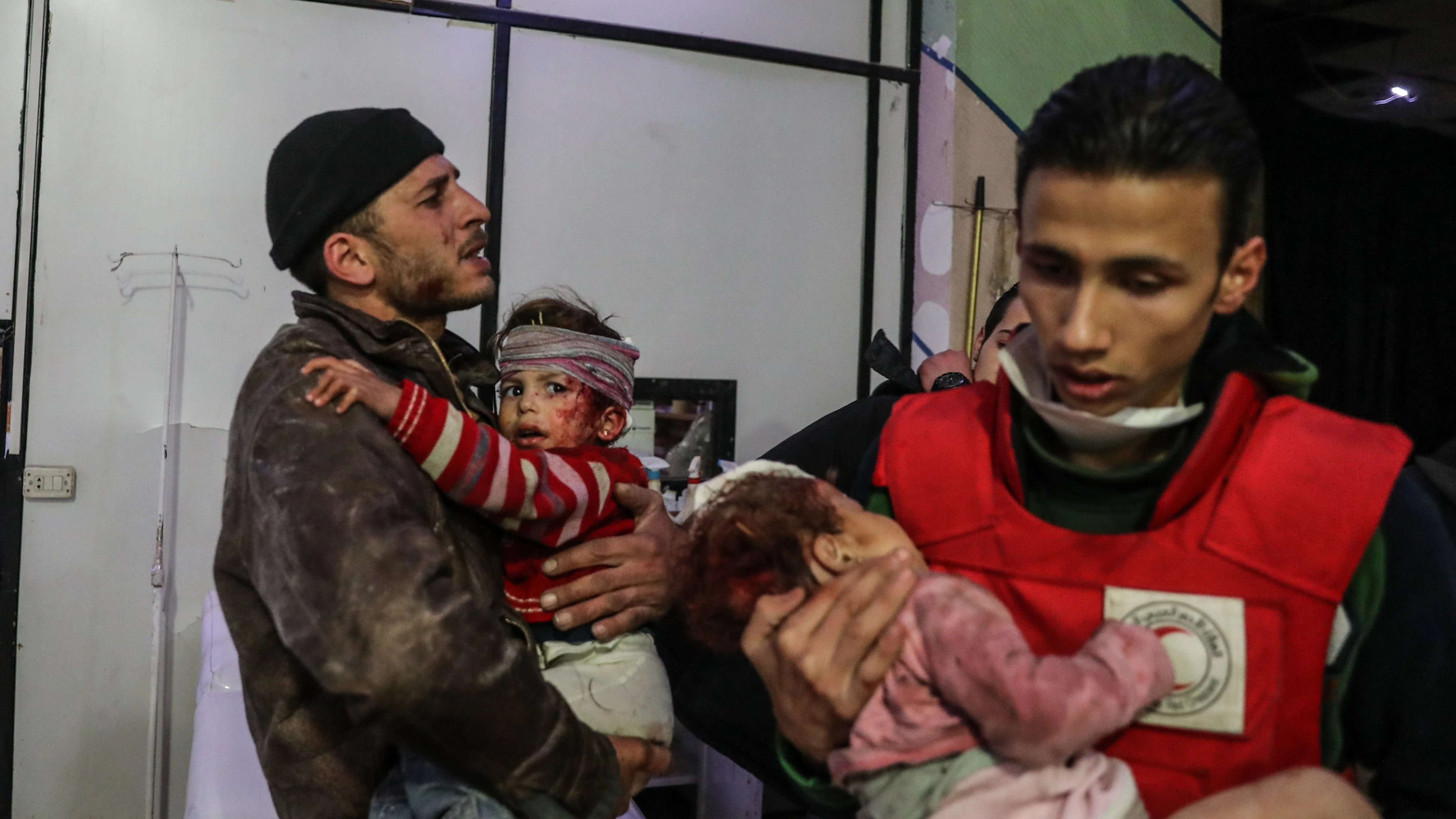 Niños heridos tras un bombardeo en Guta, Siria