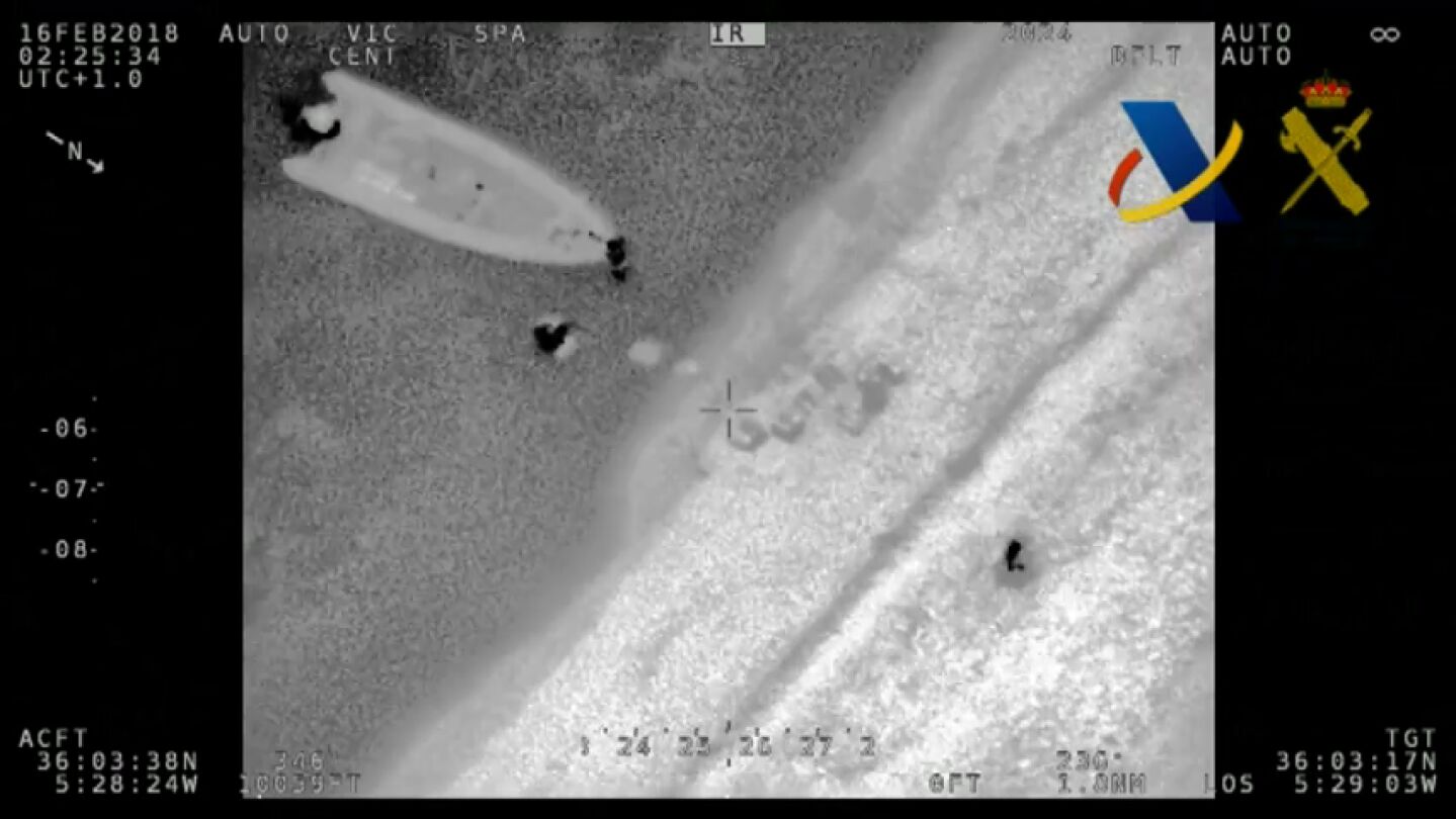 Intervenidos unos 930 kilos de hach&iacute;s ocultos en un zulo en una playa de Algeciras