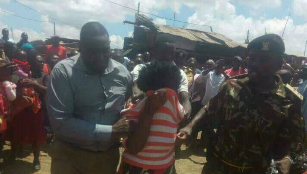 Momento de la detención de una mujer en Kenia por intentar robar un bebé