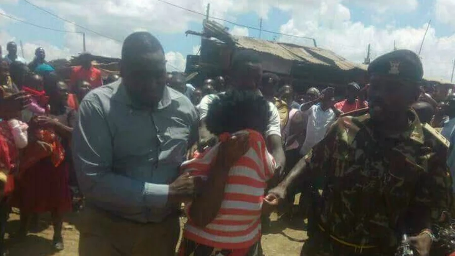 Momento de la detención de una mujer en Kenia por intentar robar un bebé