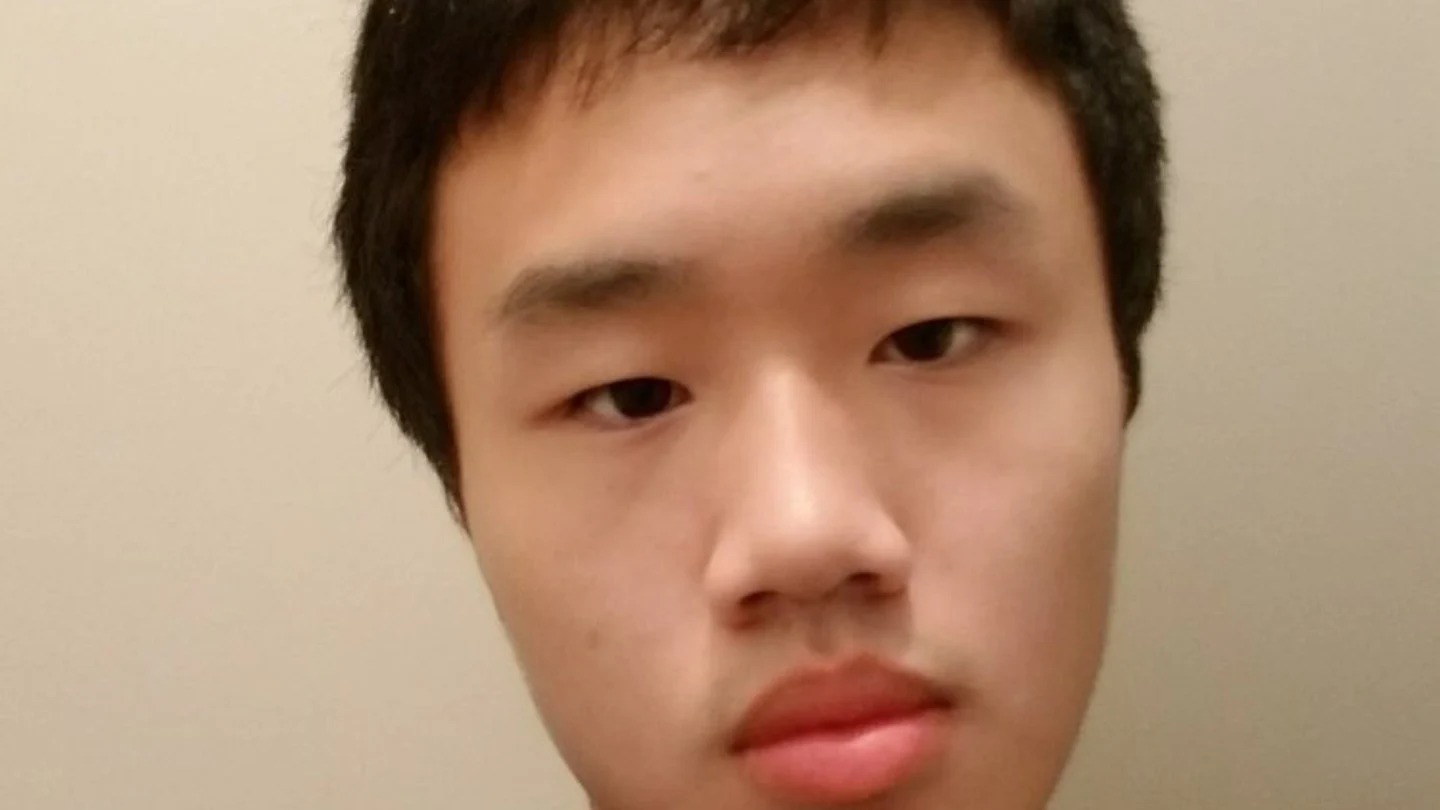 Alwin Chen llevó una pistola al colegio un día después del tiroteo en Florida Alwin Chen llevó una pistola al colegio un día después del tiroteo en Florida