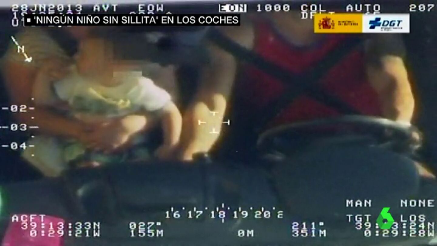 Ni&ntilde;o sin sillita en un coche