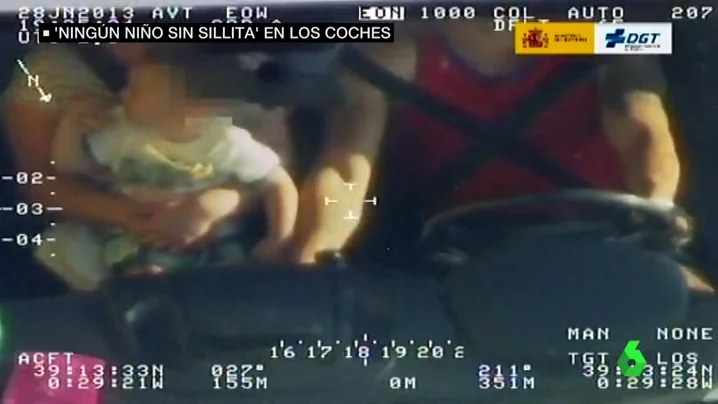 Niño sin sillita en un coche